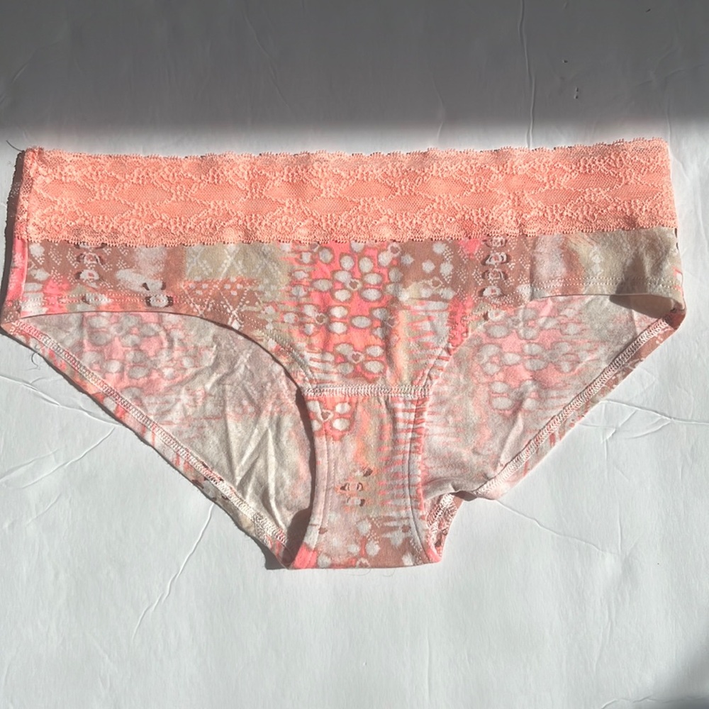 Victoria’s Secret peach lace light colored printed low- rise hiphugger panty